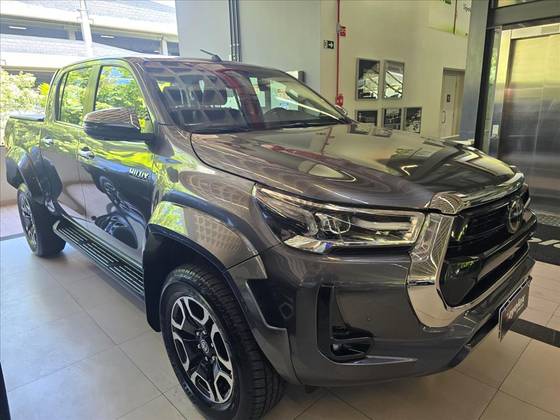 TOYOTA HILUX 2.8 D-4D TURBO DIESEL CD SRX PLUS 4X4 AUTOMÁTICO